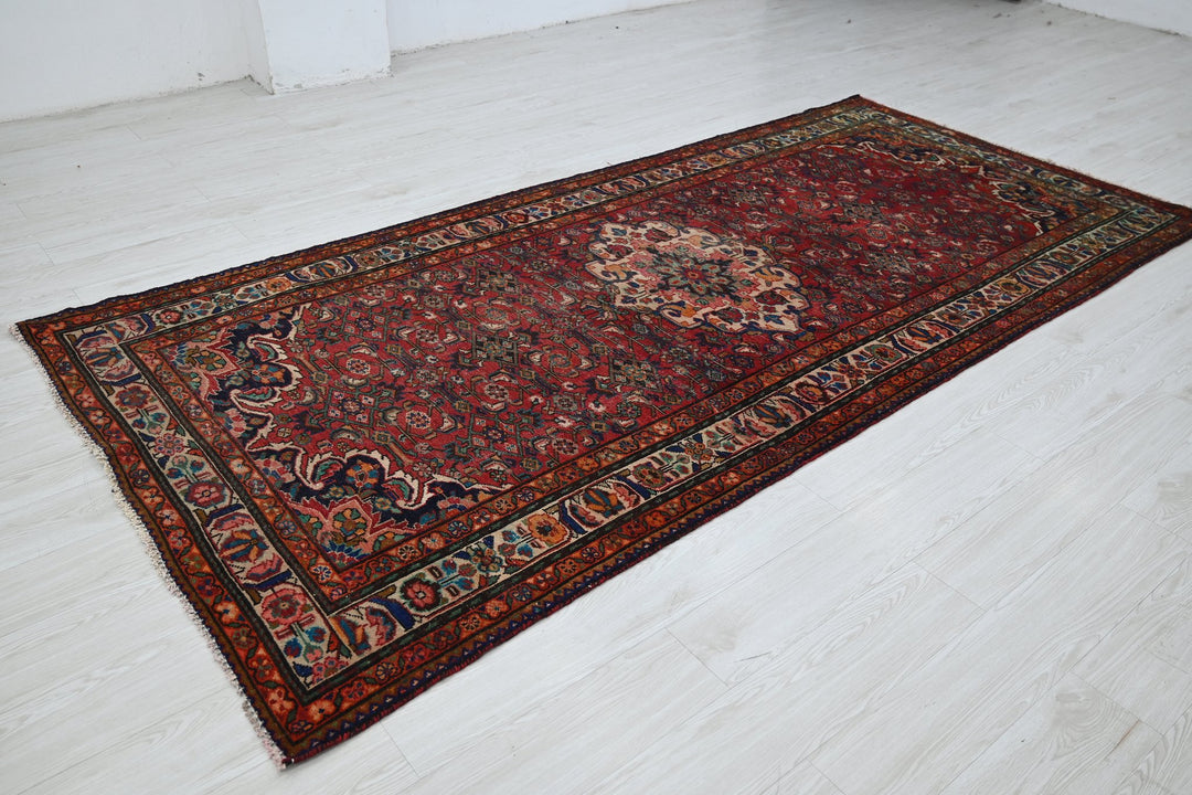 red Large rug 4' 7" x 9' 11"