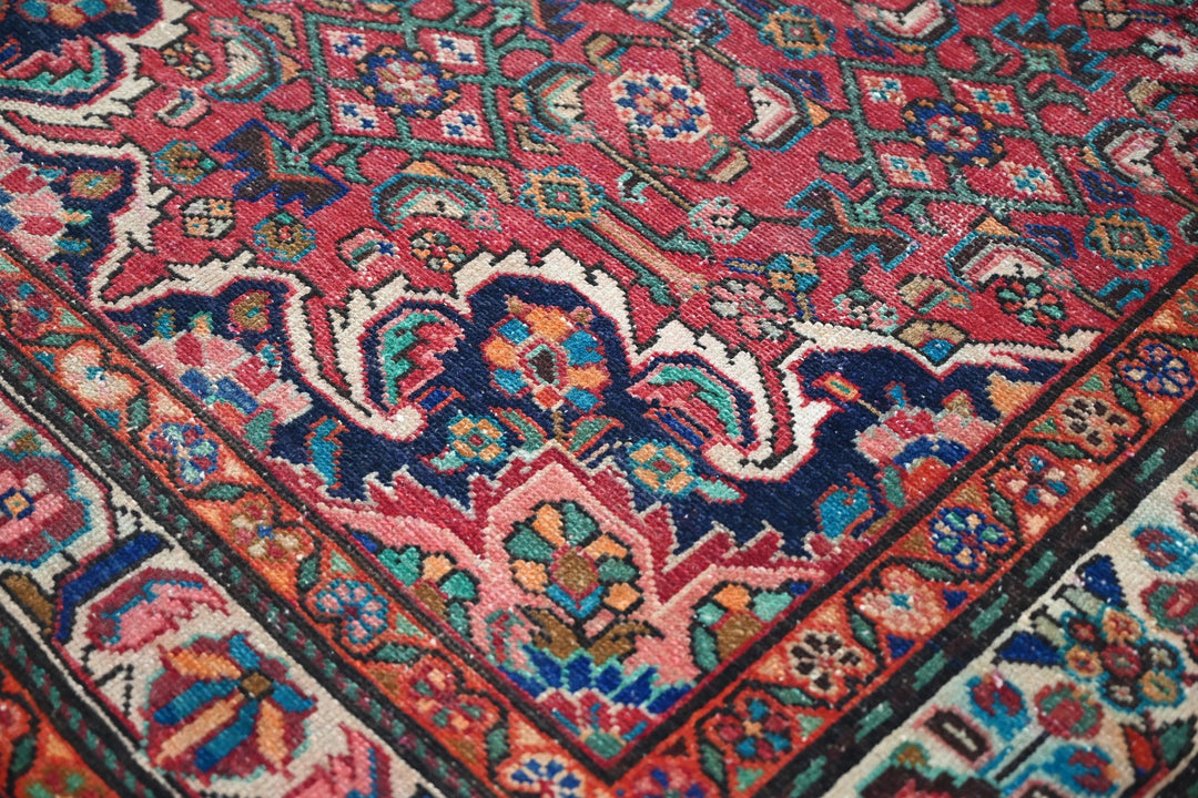 red Large rug 4' 7" x 9' 11"
