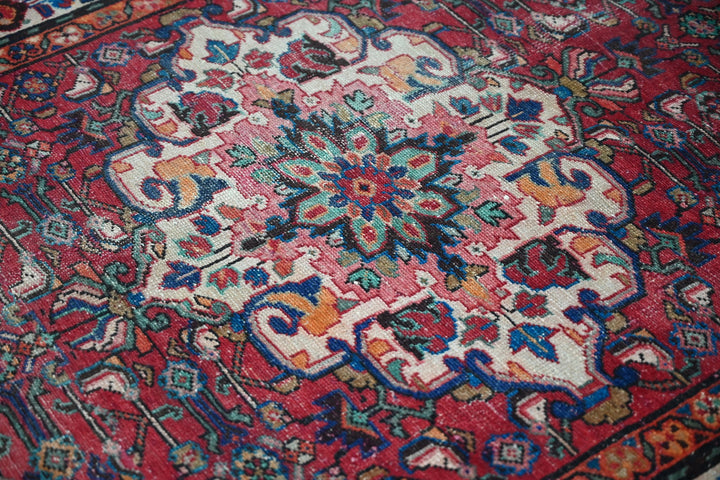 red Large rug 4' 7" x 9' 11"