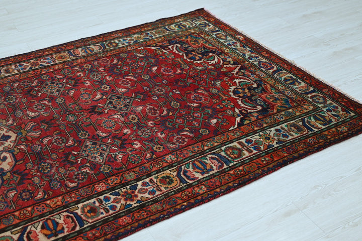 red Large rug 4' 7" x 9' 11"