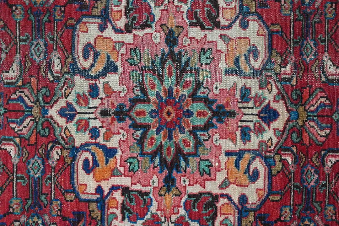 red Large rug 4' 7" x 9' 11"