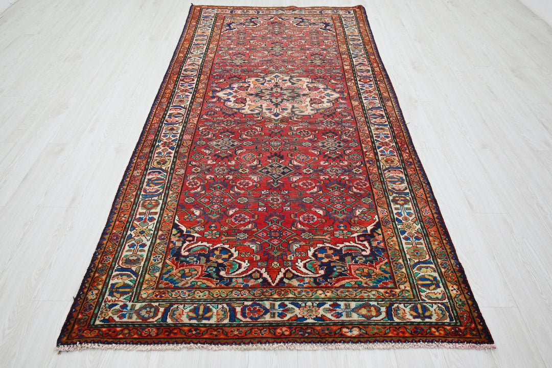 red Large rug 4' 7" x 9' 11"