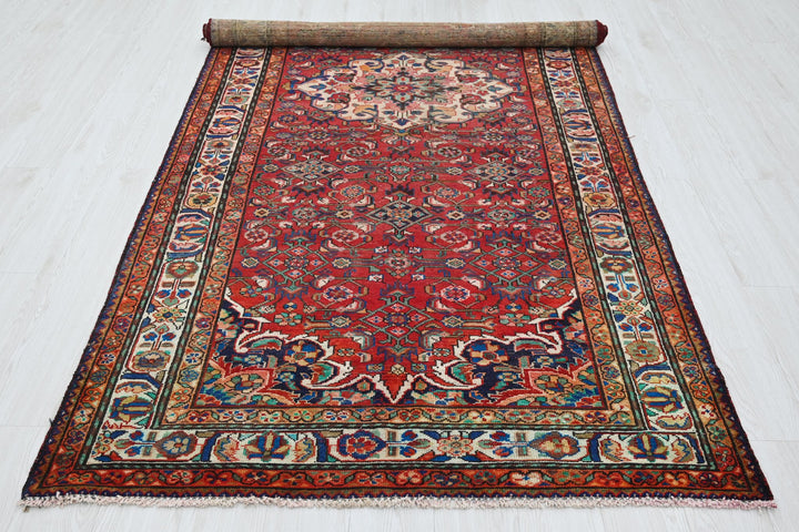 red Large rug 4' 7" x 9' 11"