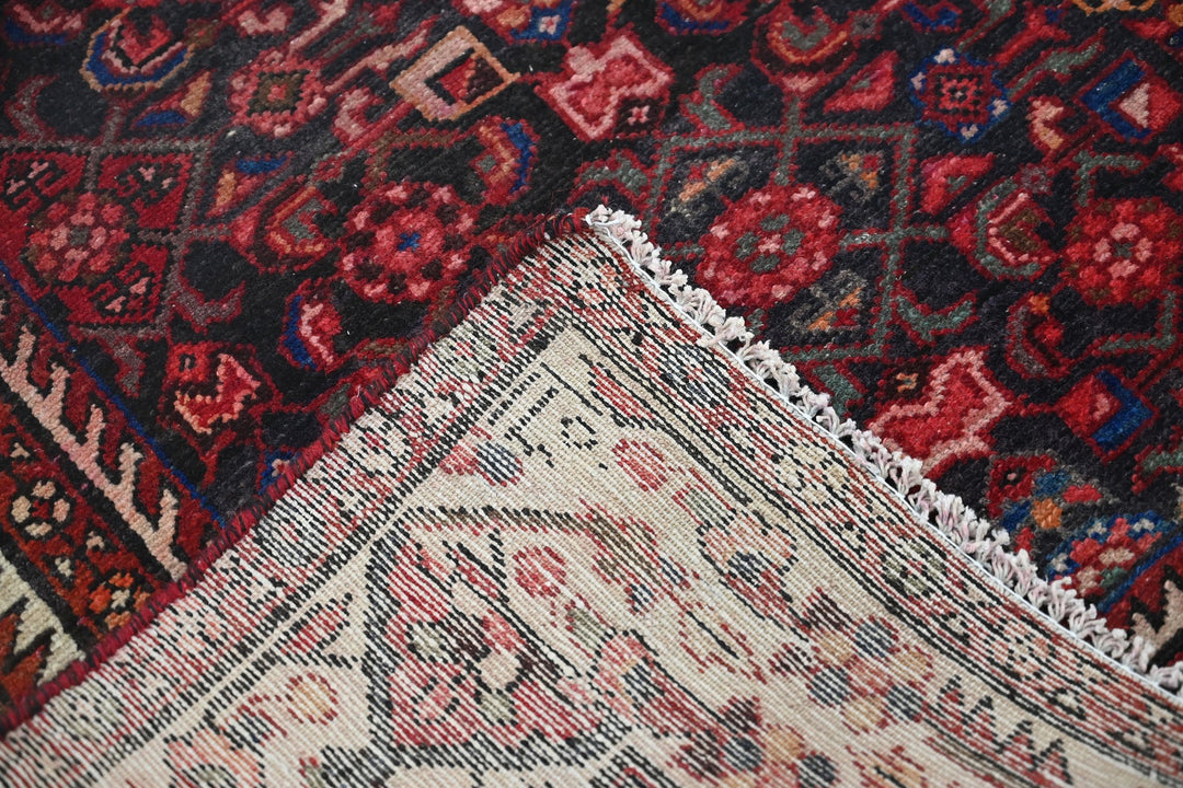 red Large rug 5' 2" x 10' 10"