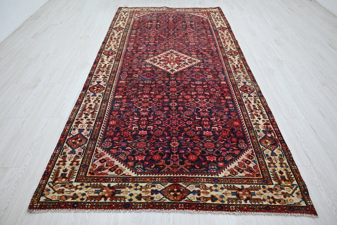 red Large rug 5' 2" x 10' 10"