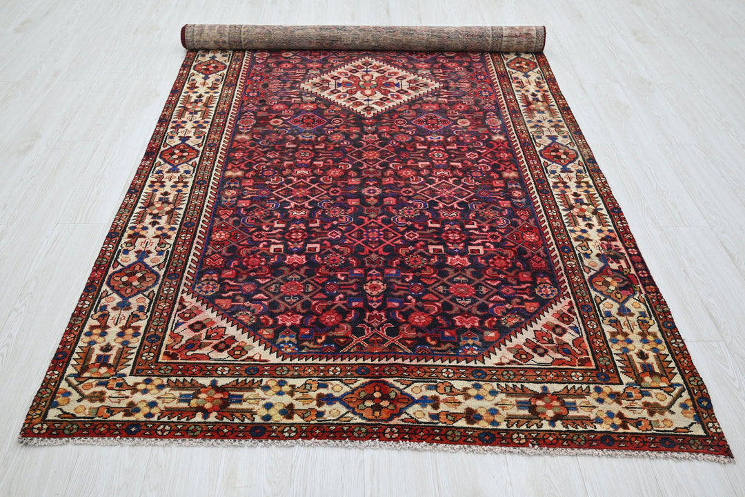 red Large rug 5' 2" x 10' 10"