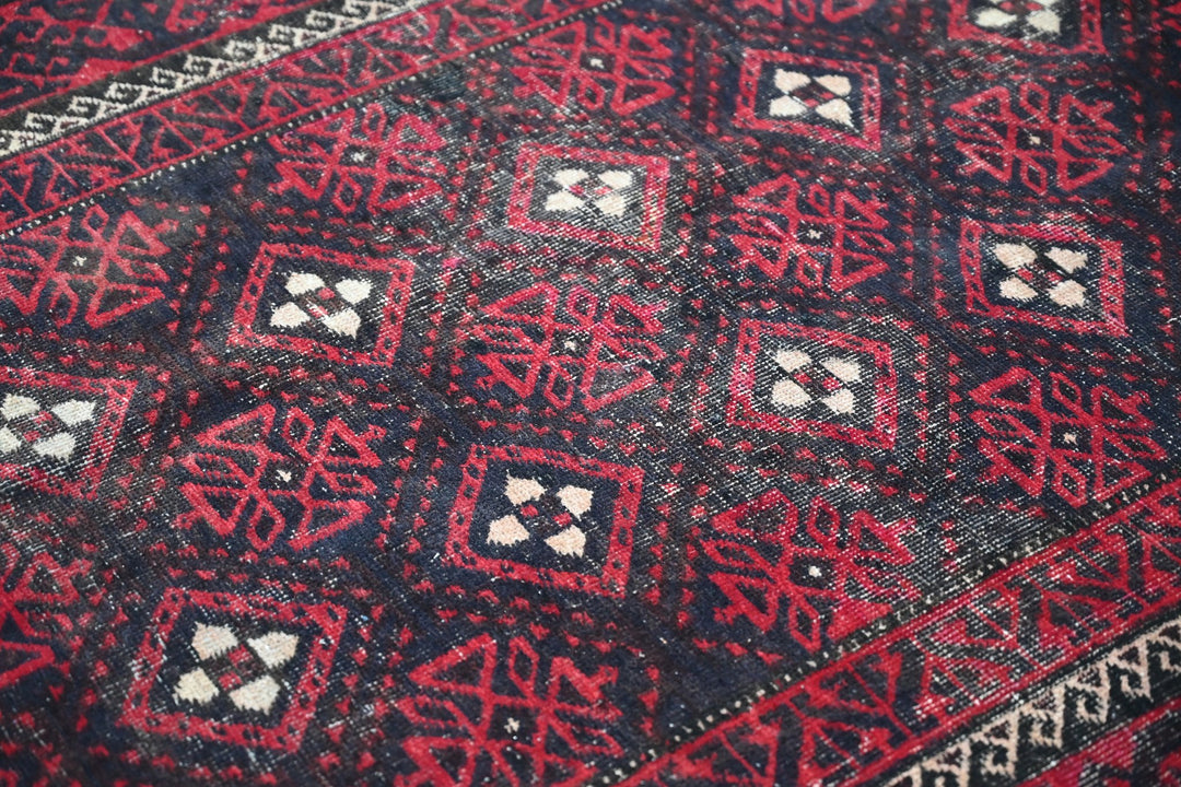 black Medium rug 3' 9" x 7' 9"