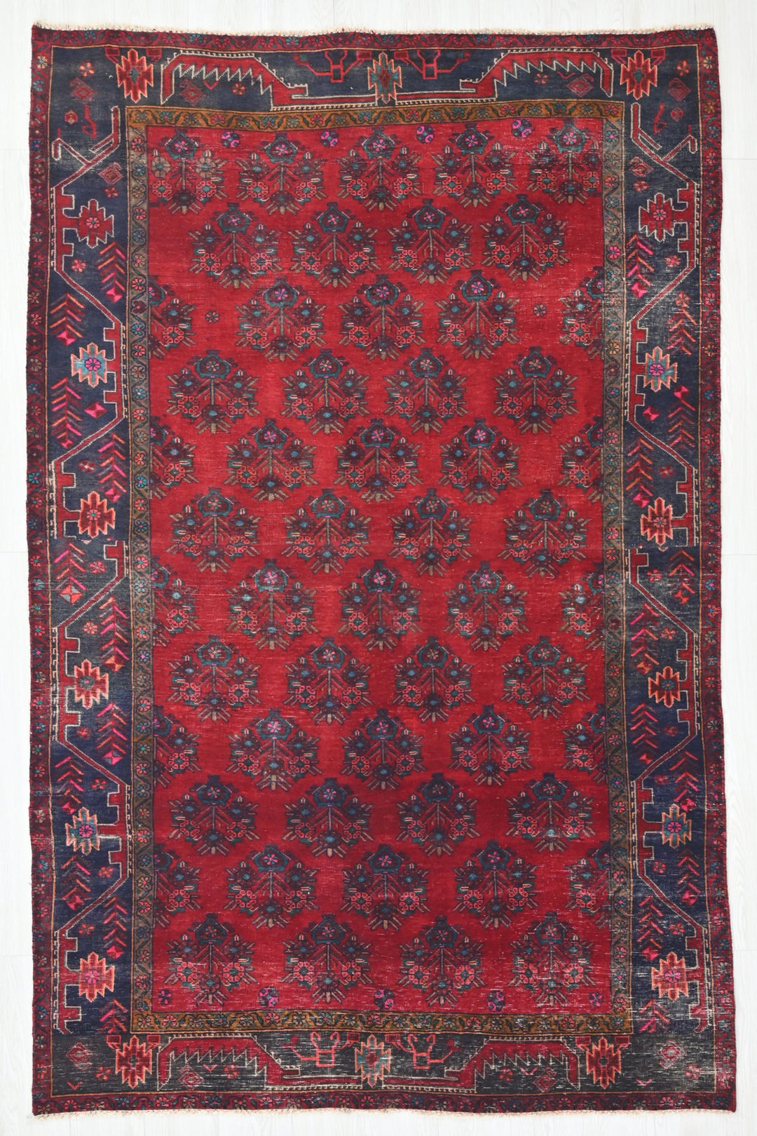 red Medium rug 4' 9" x 8' 1"