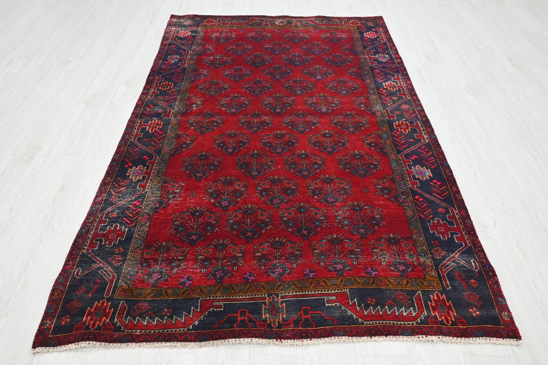 red Medium rug 4' 9" x 8' 1"