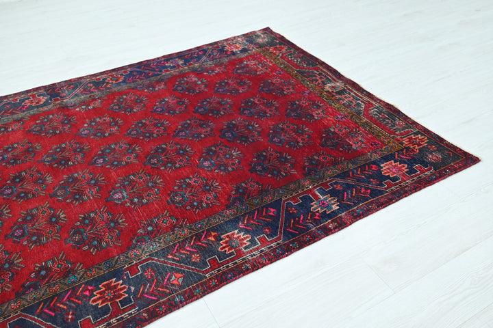 red Medium rug 4' 9" x 8' 1"