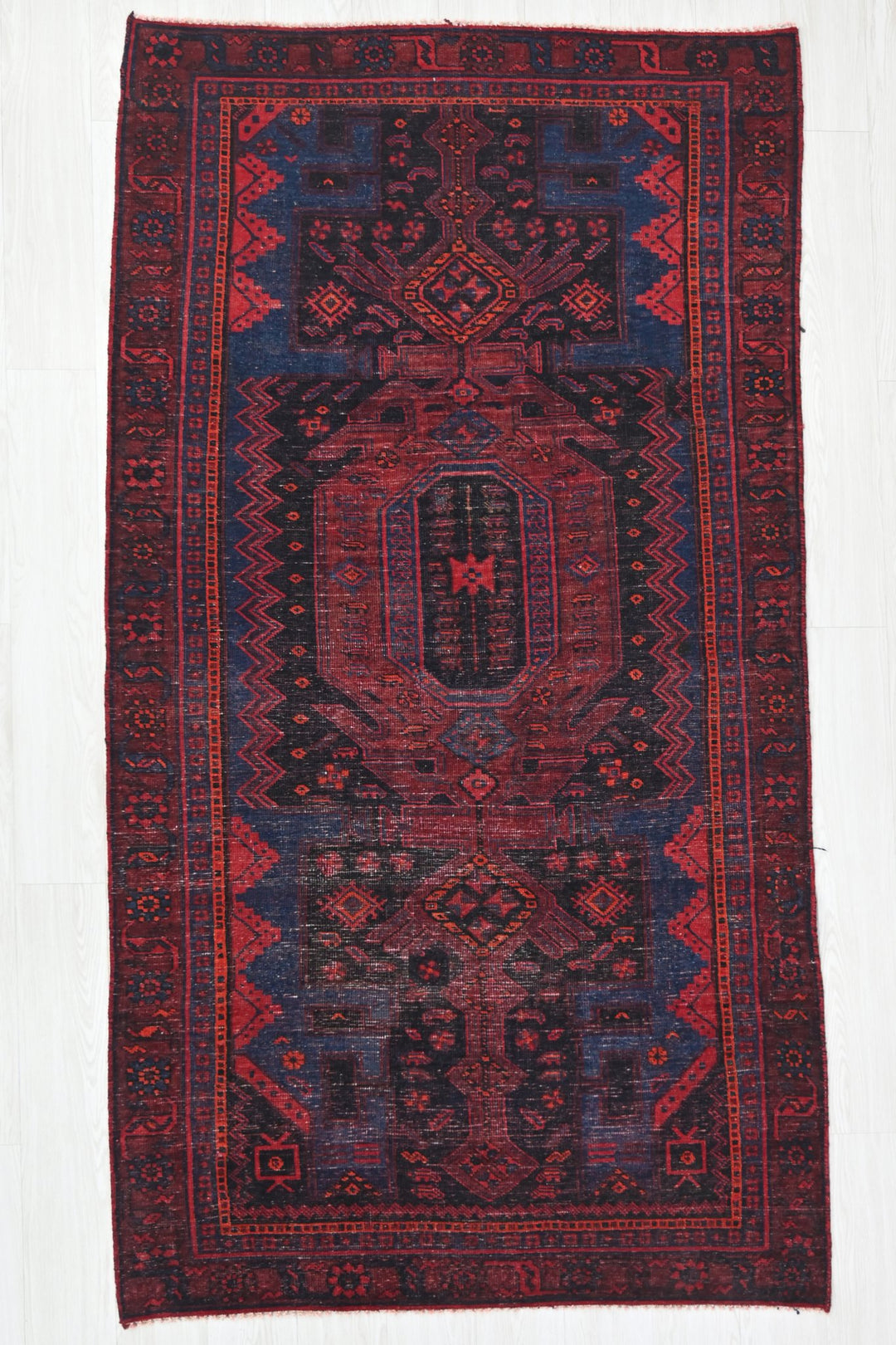 red Medium rug 4' 0" x 7' 7"