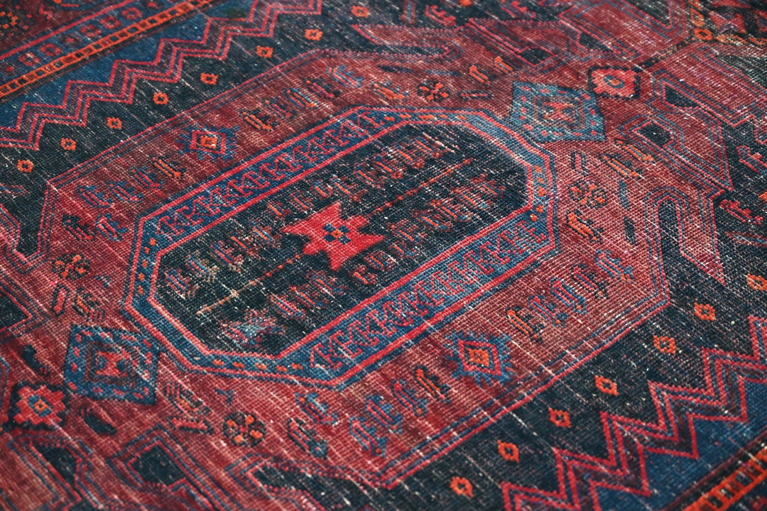 red Medium rug 4' 0" x 7' 7"