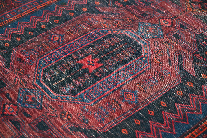 red Medium rug 4' 0" x 7' 7"