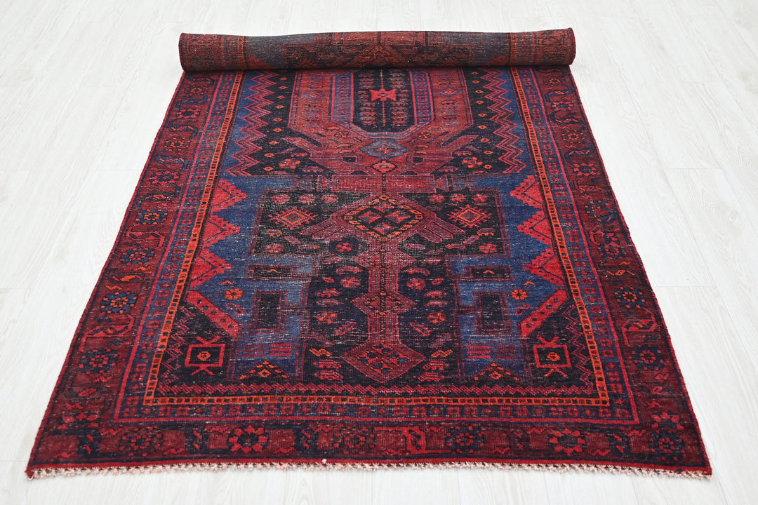 red Medium rug 4' 0" x 7' 7"