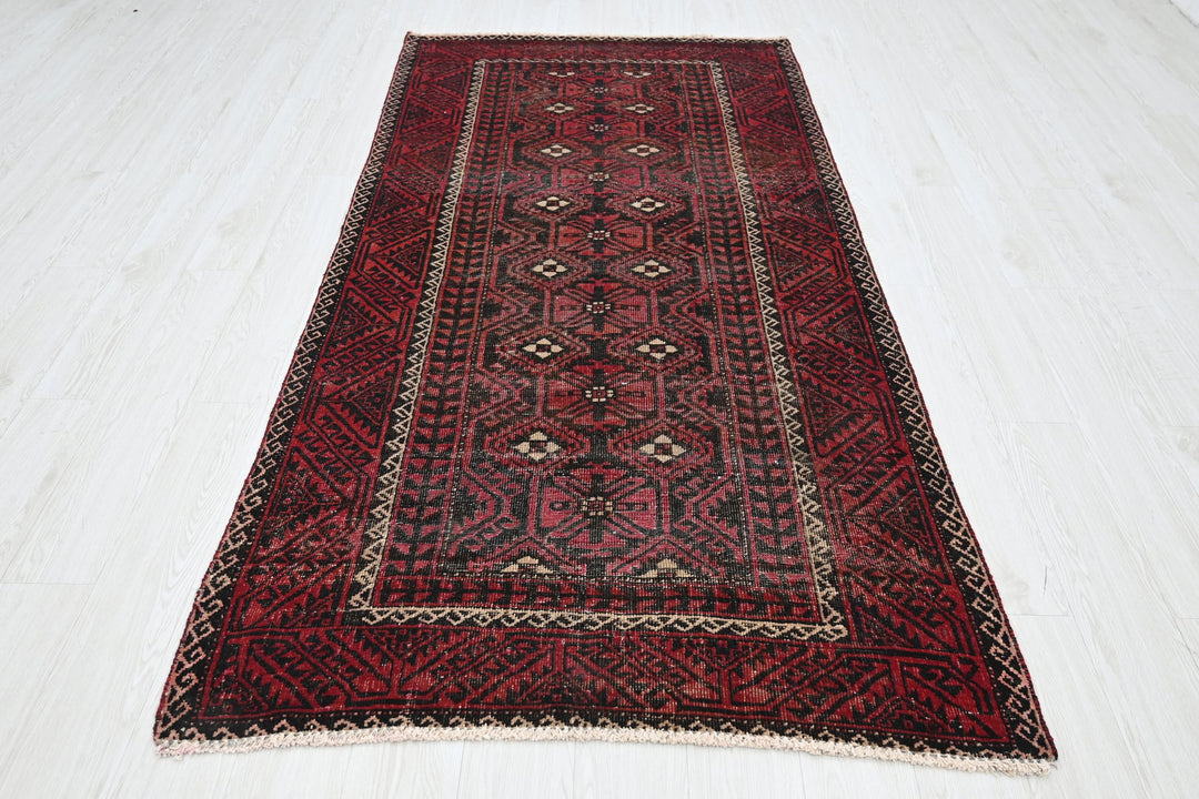 red Medium rug 4' 0" x 8' 5"