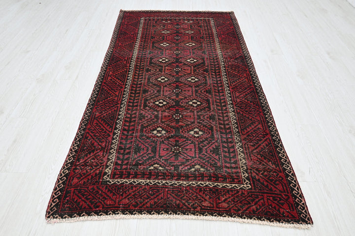 red Medium rug 4' 0" x 8' 5"