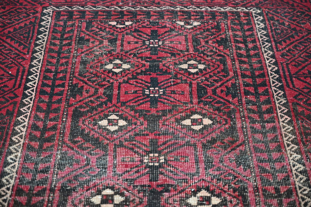 red Medium rug 4' 0" x 8' 5"