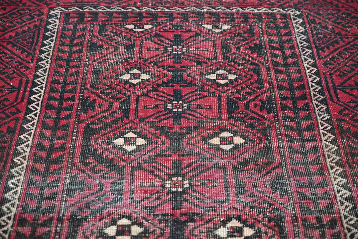 red Medium rug 4' 0" x 8' 5"