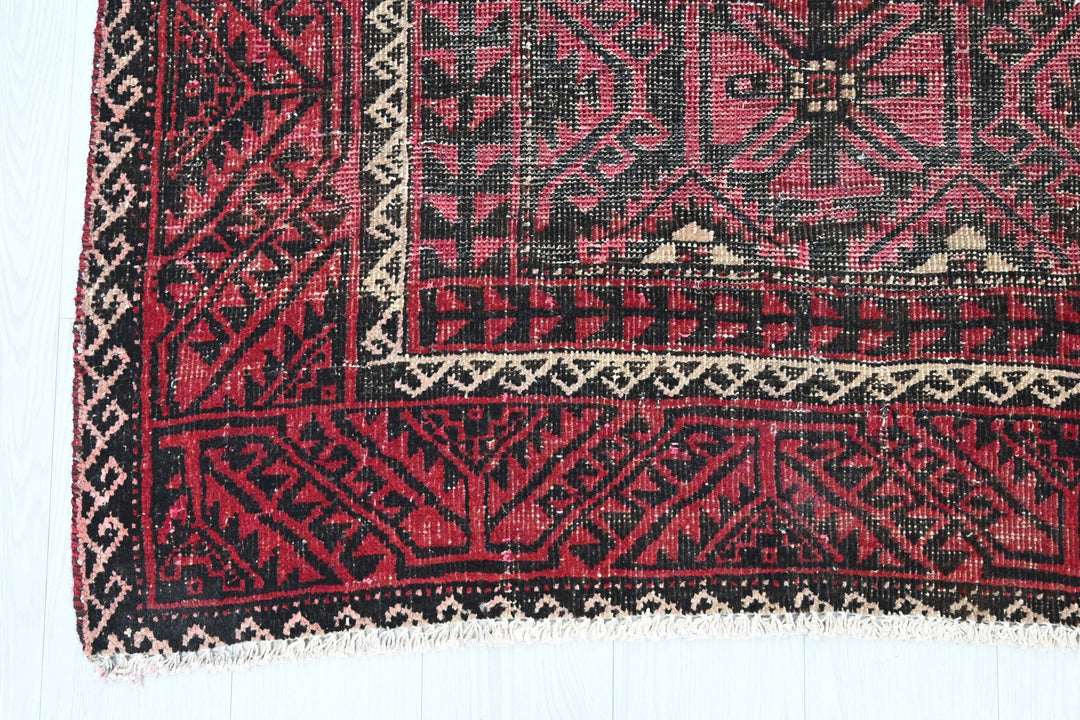 red Medium rug 4' 0" x 8' 5"