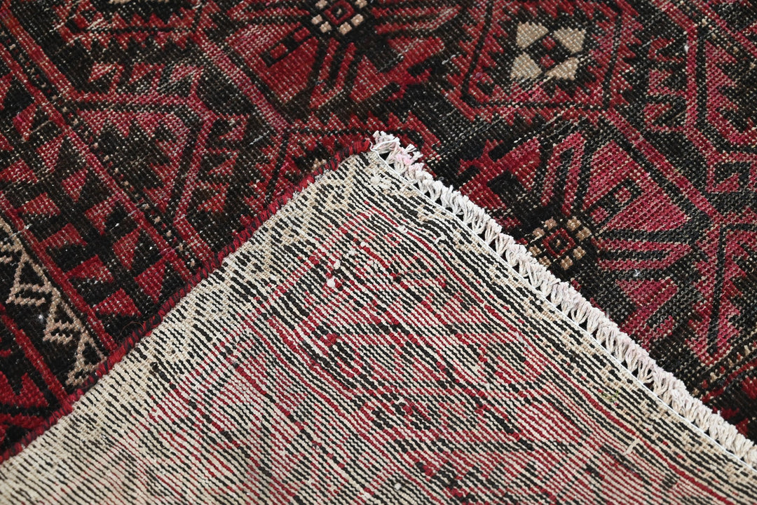 red Medium rug 4' 0" x 8' 5"