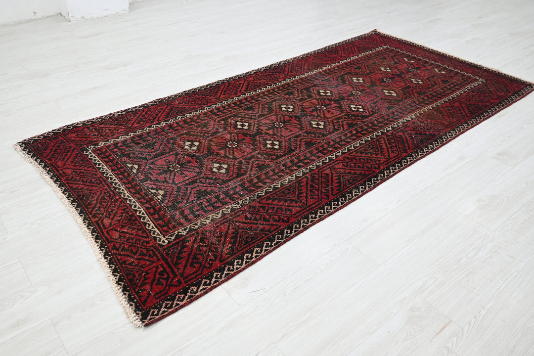 red Medium rug 4' 0" x 8' 5"