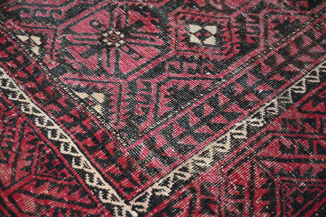 red Medium rug 4' 0" x 8' 5"