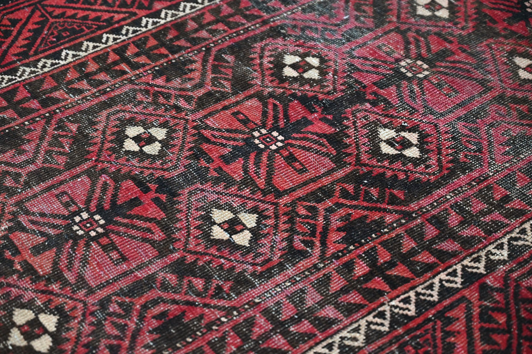 red Medium rug 4' 0" x 8' 5"