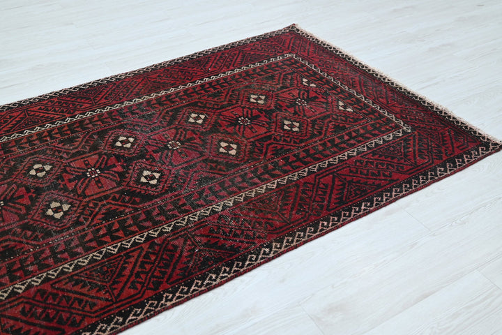 red Medium rug 4' 0" x 8' 5"