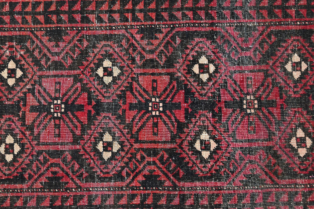 red Medium rug 4' 0" x 8' 5"