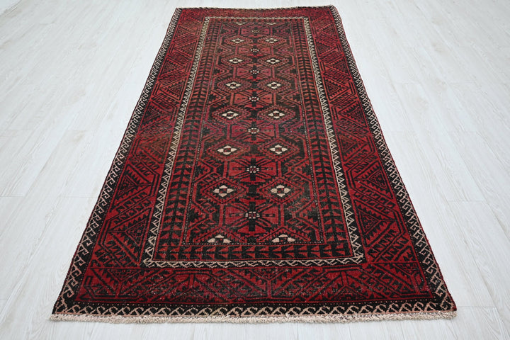 red Medium rug 4' 0" x 8' 5"