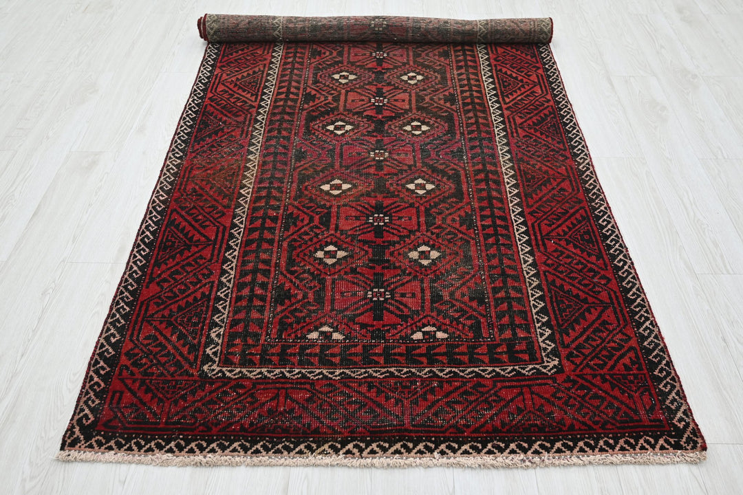 red Medium rug 4' 0" x 8' 5"