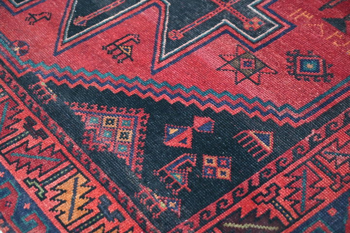 red Medium rug 5' 10" x 6' 11"