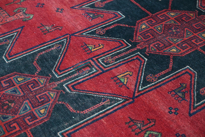 red Medium rug 5' 10" x 6' 11"