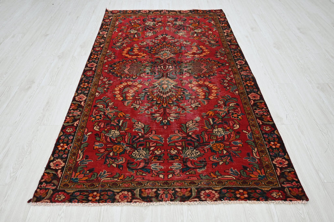 red Medium rug 4' 6" x 8' 3"