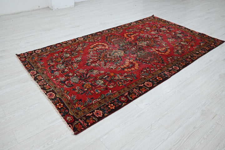 red Medium rug 4' 6" x 8' 3"