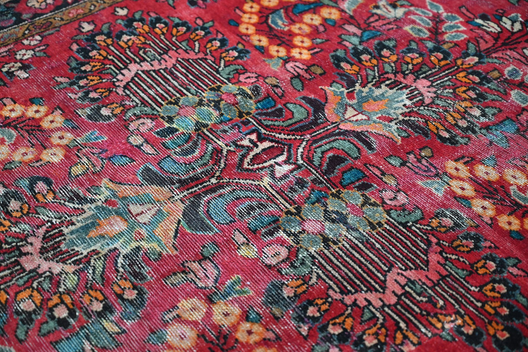 red Medium rug 4' 6" x 8' 3"