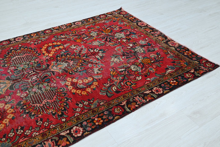 red Medium rug 4' 6" x 8' 3"