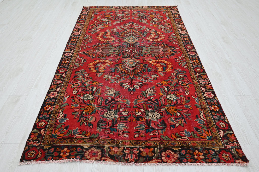 red Medium rug 4' 6" x 8' 3"