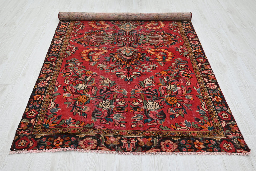 red Medium rug 4' 6" x 8' 3"