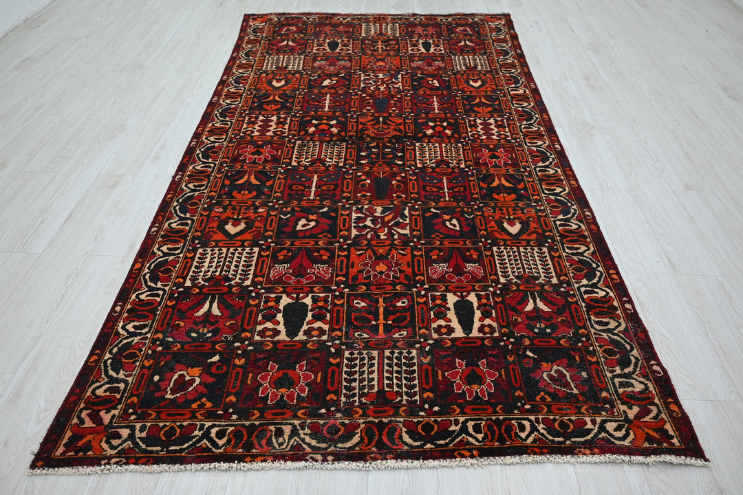 red Large rug 5' 0" x 9' 6"