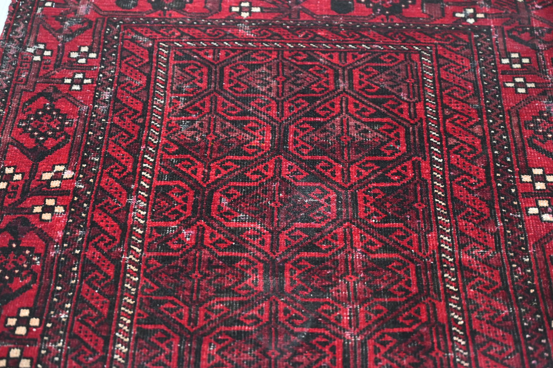 red Accent rug 3' 0" x 5' 10"