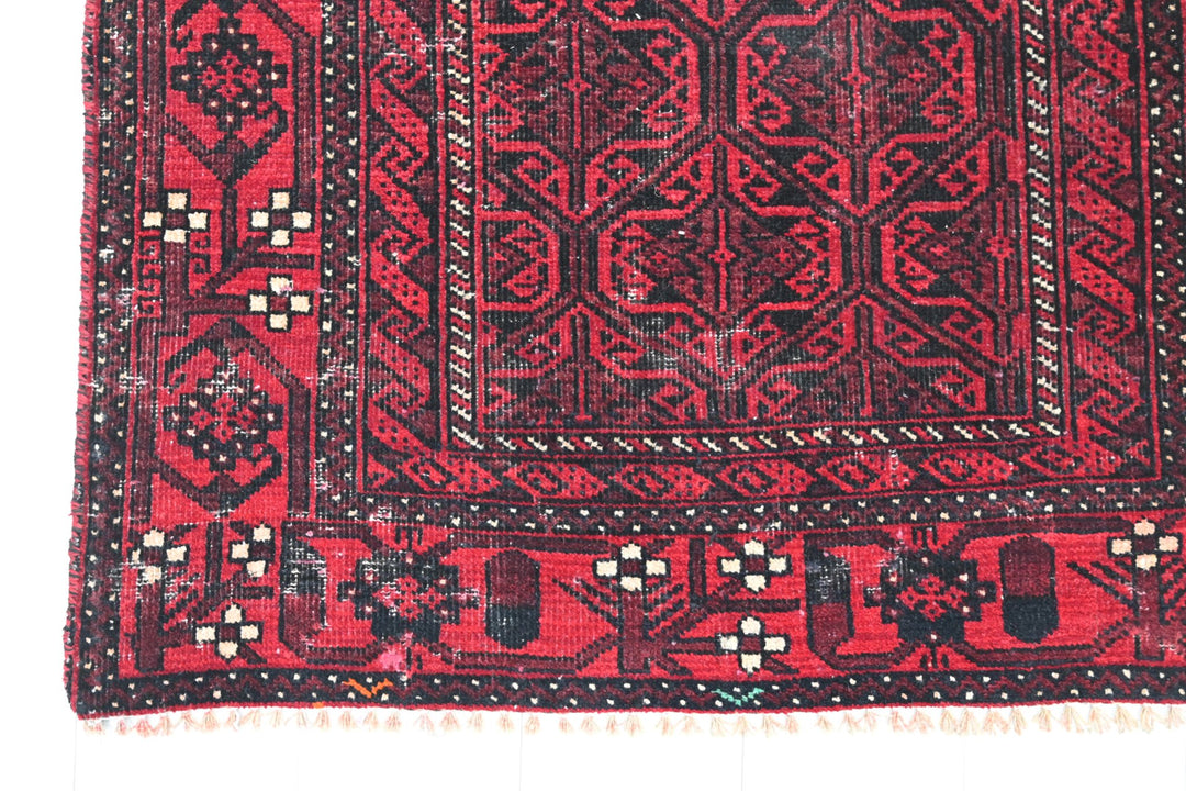 red Accent rug 3' 0" x 5' 10"