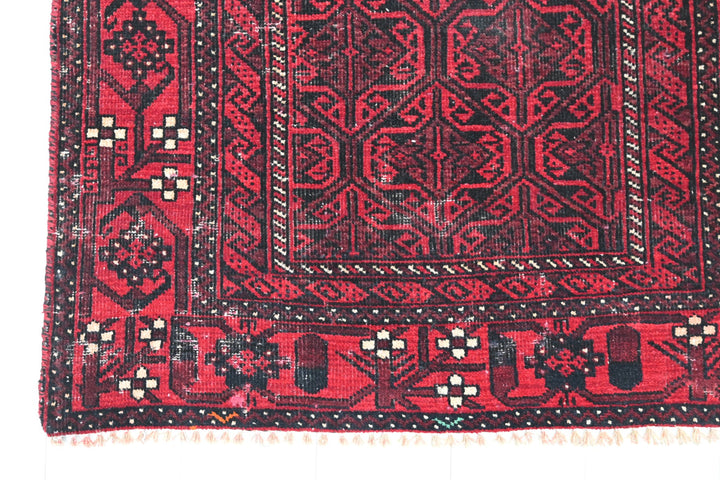 red Accent rug 3' 0" x 5' 10"