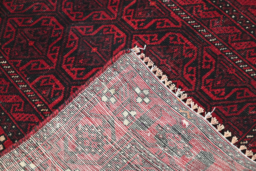 red Accent rug 3' 0" x 5' 10"
