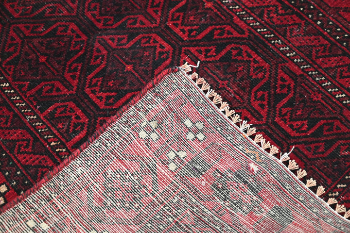 red Accent rug 3' 0" x 5' 10"