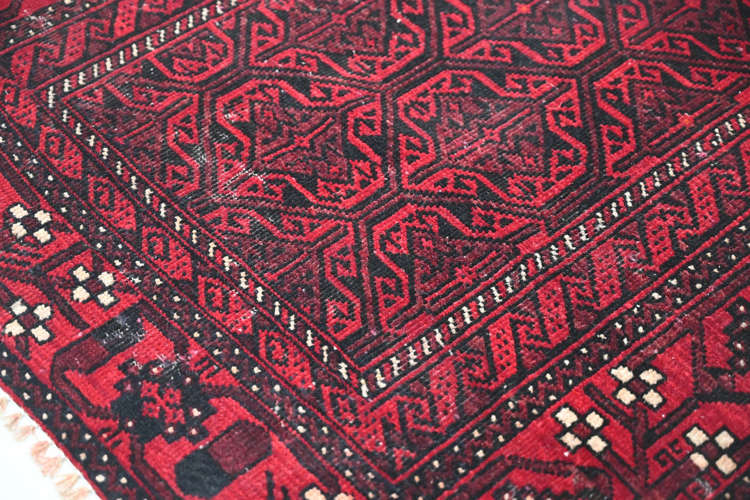 red Accent rug 3' 0" x 5' 10"
