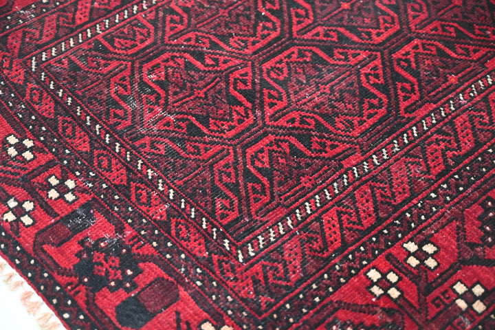 red Accent rug 3' 0" x 5' 10"