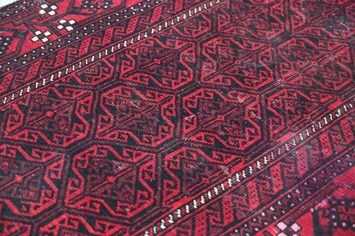 red Accent rug 3' 0" x 5' 10"
