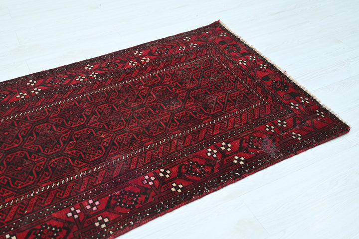 red Accent rug 3' 0" x 5' 10"