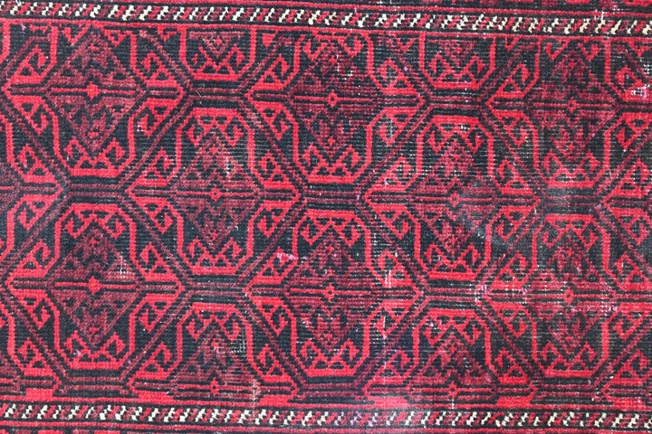 red Accent rug 3' 0" x 5' 10"
